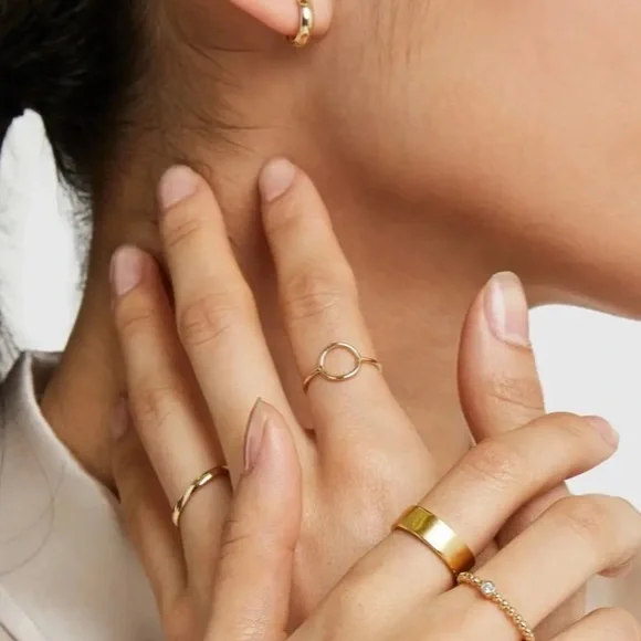 14k Gold Circle Ring - Picture 3 of 4